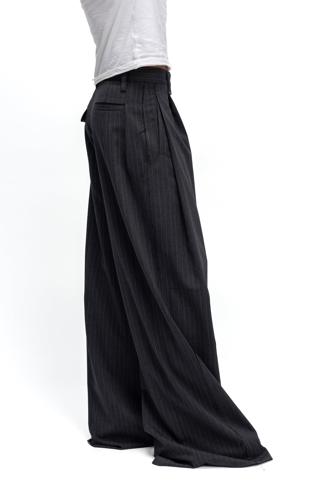 Pantaloni Gri Inchis cu Dungi si Inchidere Oblica