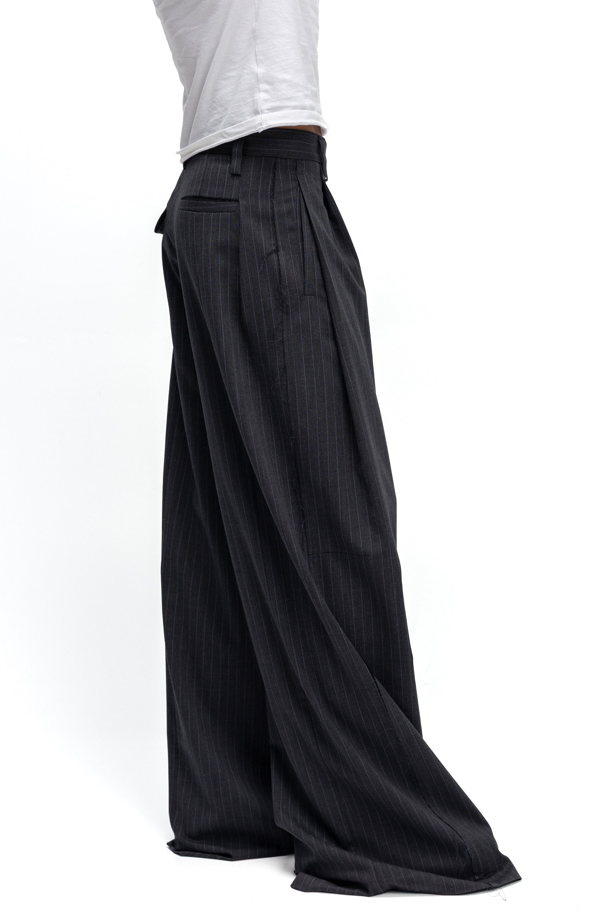 Pantaloni Gri Inchis cu Dungi si Inchidere Oblica