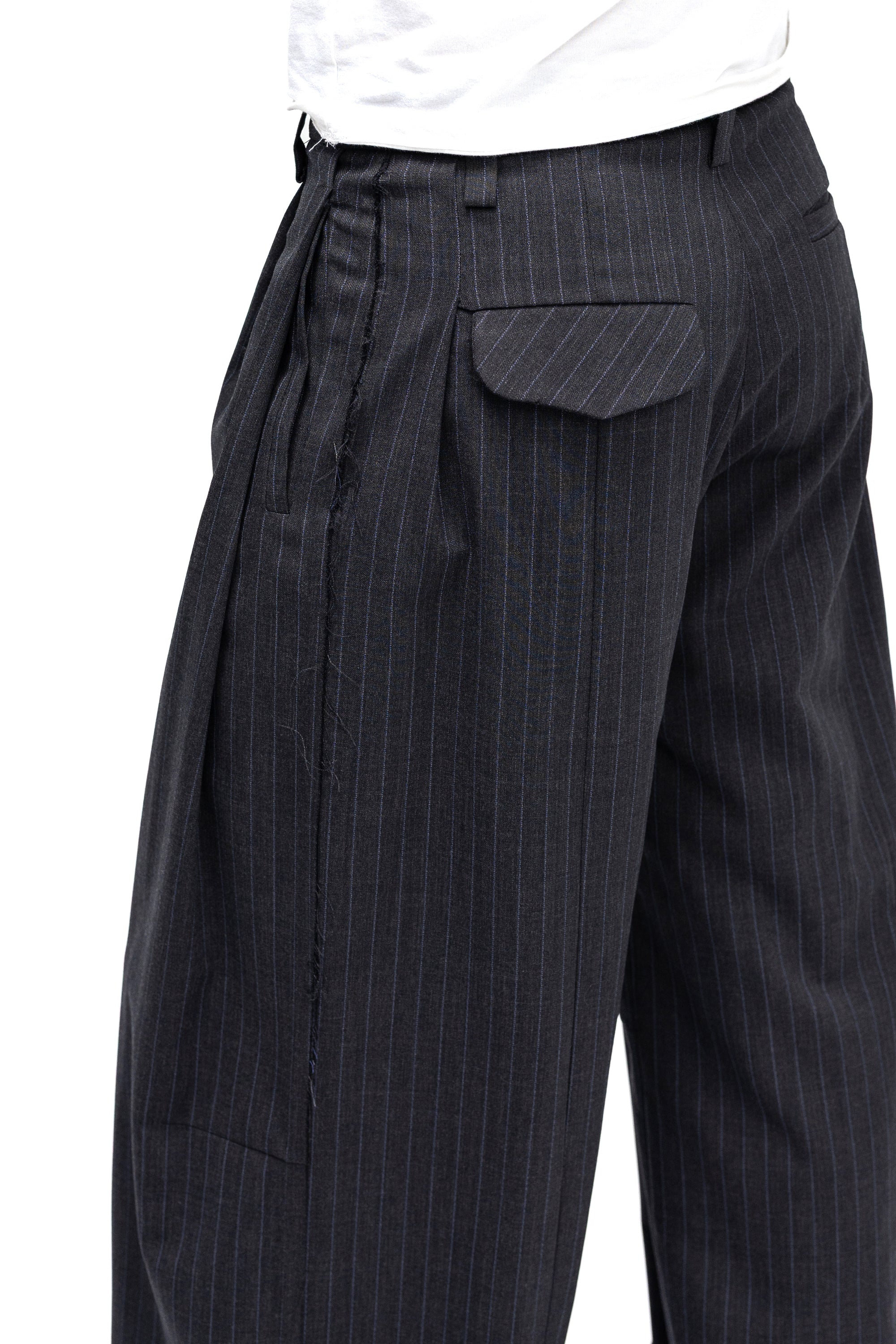 Pantaloni Gri Inchis cu Dungi si Inchidere Oblica