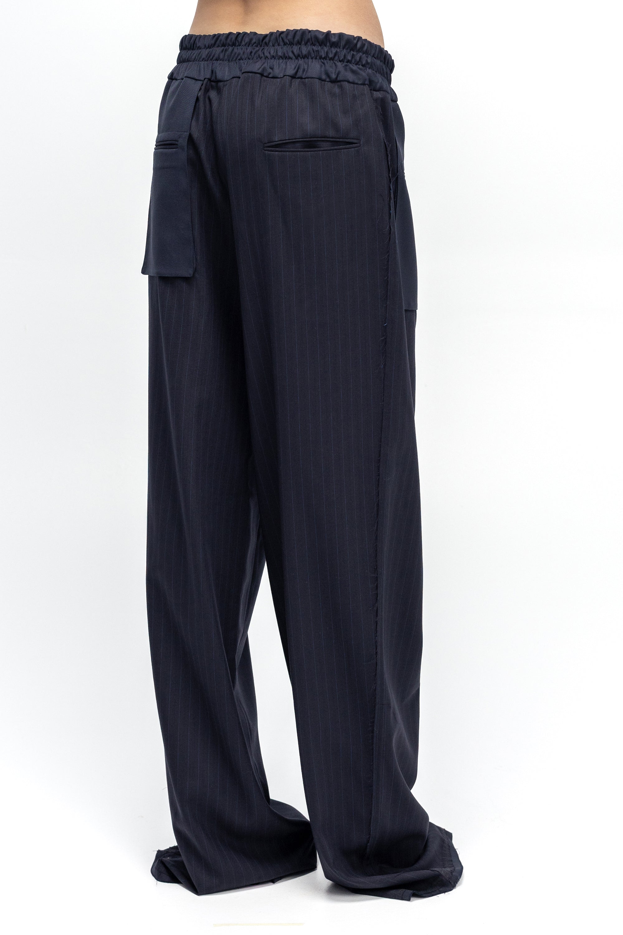 Pantaloni Din Stofa Bleumarin Cu Talie Elastica Si Buzunare Frontale Exterioare