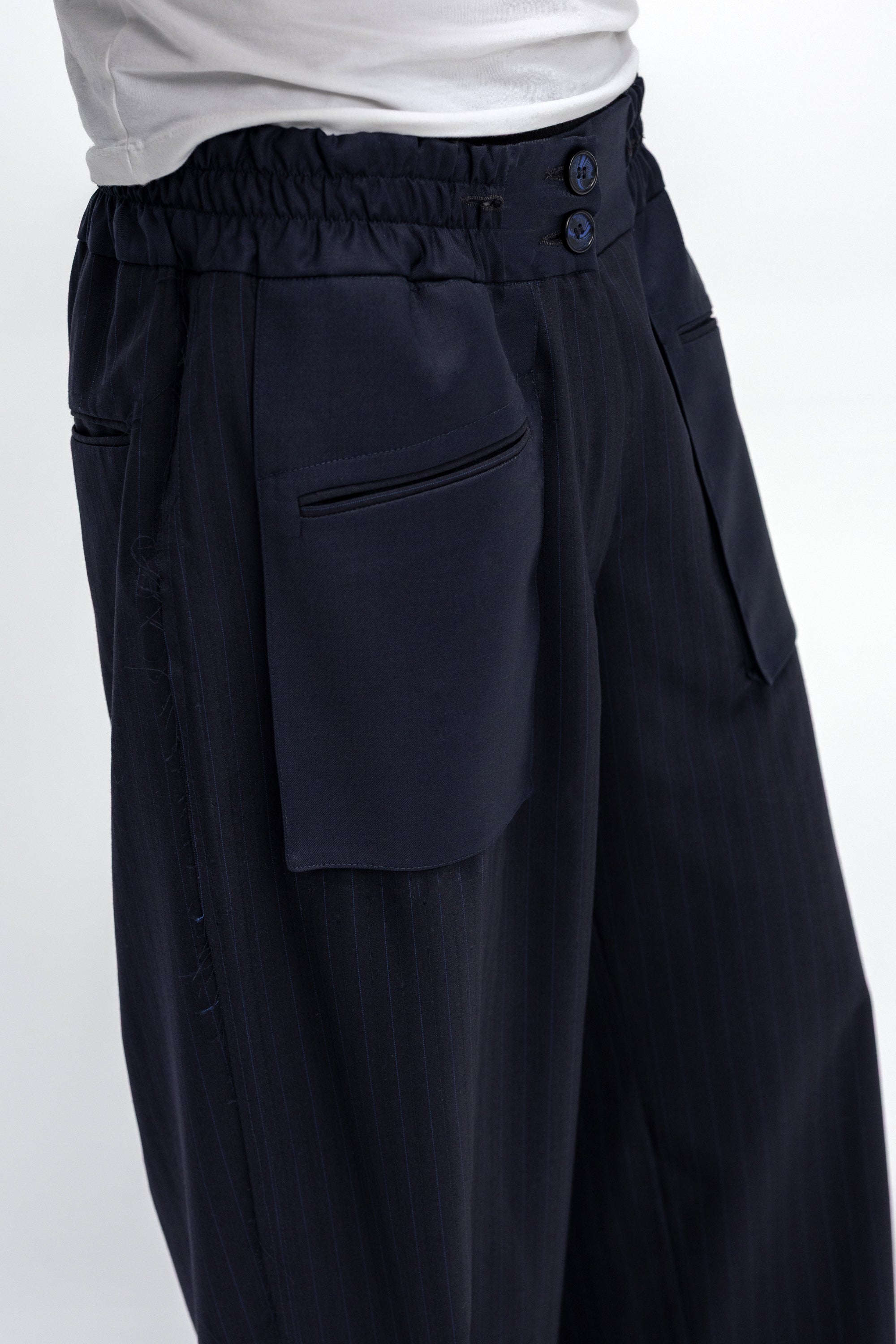 Pantaloni Din Stofa Bleumarin Cu Talie Elastica Si Buzunare Frontale Exterioare