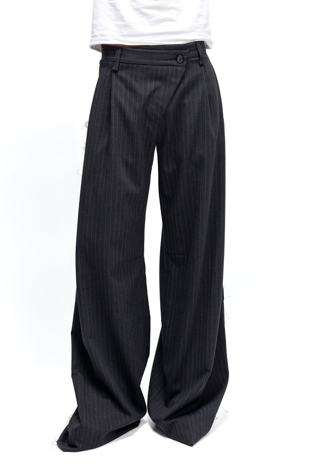 Pantaloni Gri Inchis cu Dungi si Inchidere Oblica