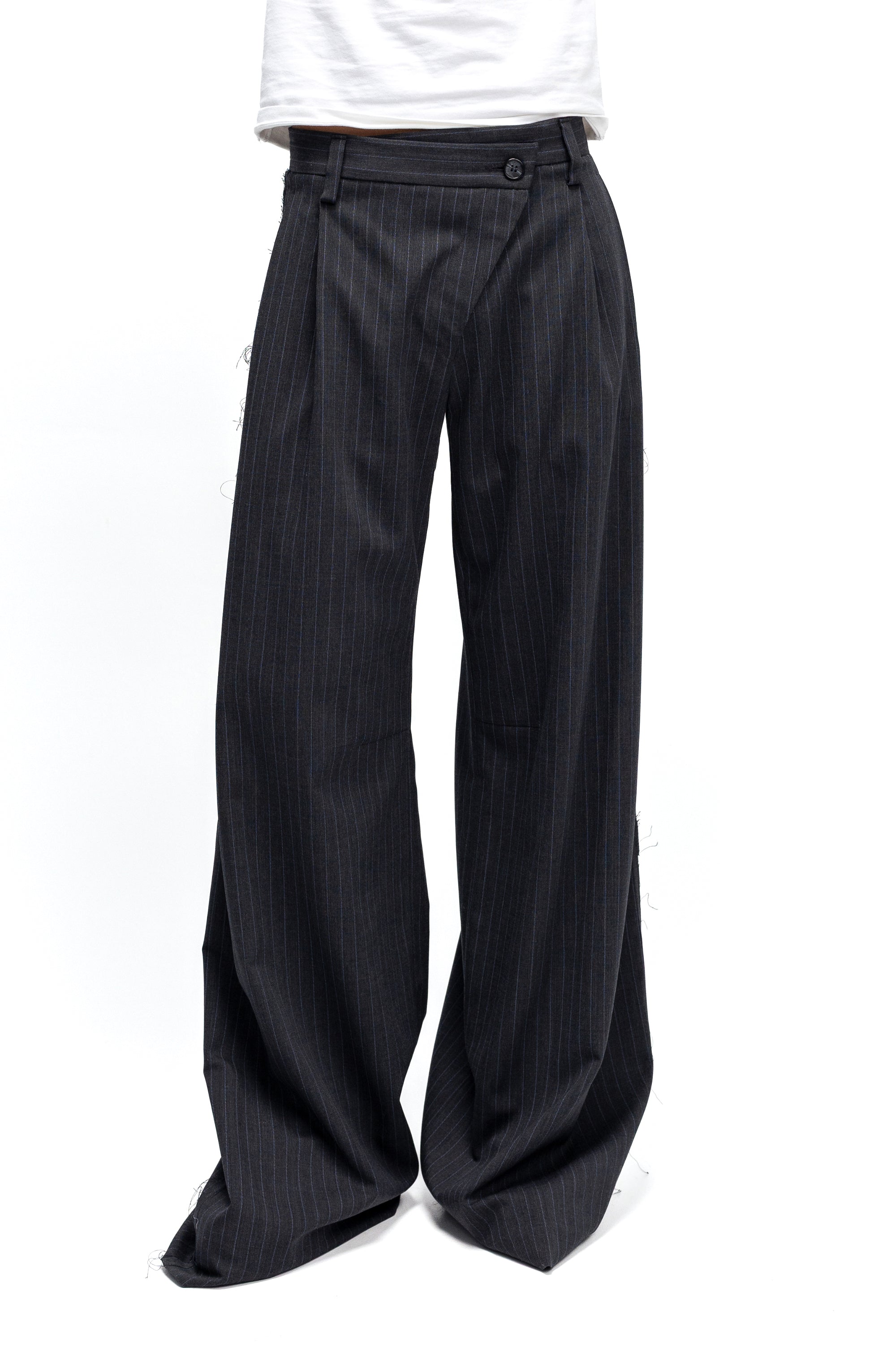 Pantaloni Gri Inchis cu Dungi si Inchidere Oblica