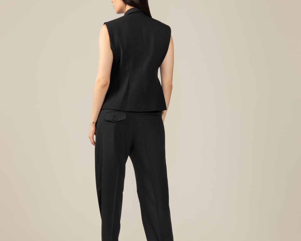 Vesta cambrata cu umeri înalți