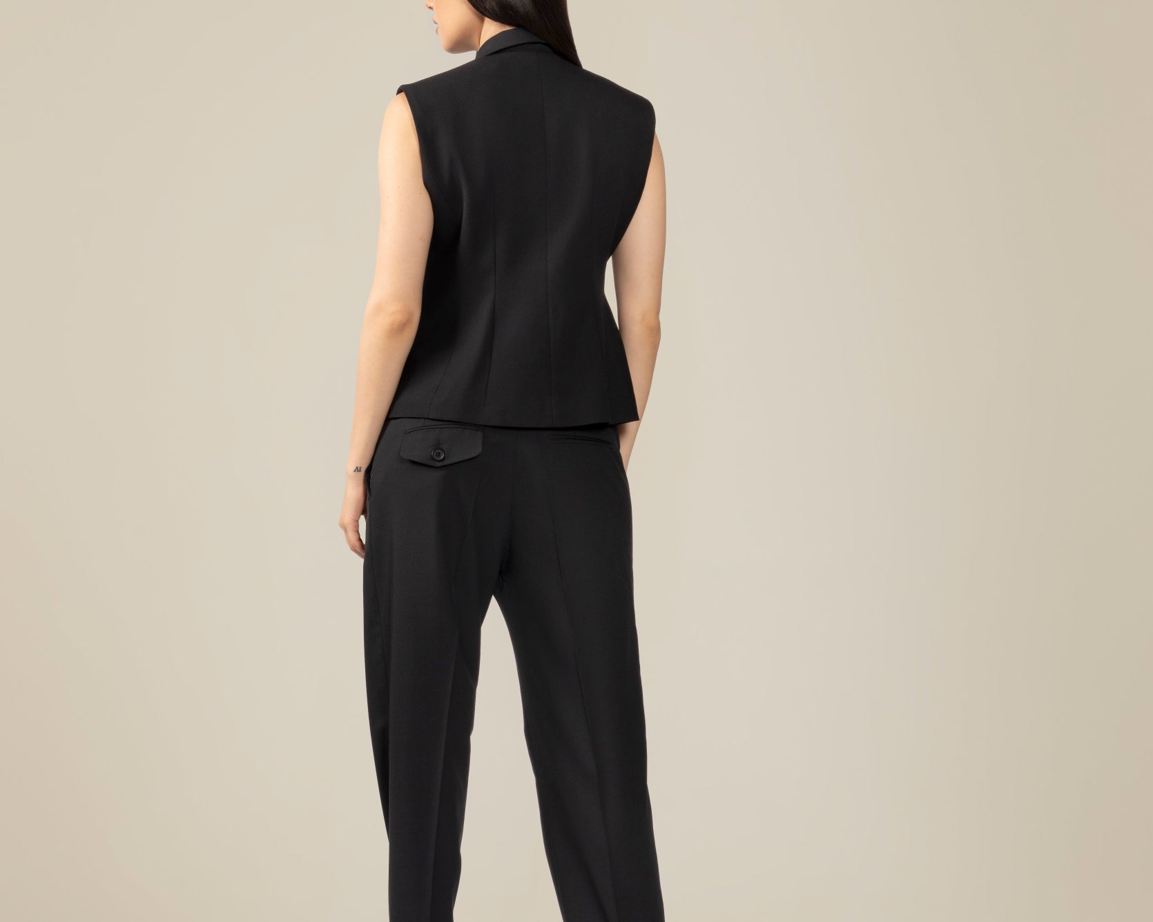 Vesta cambrata cu umeri înalți