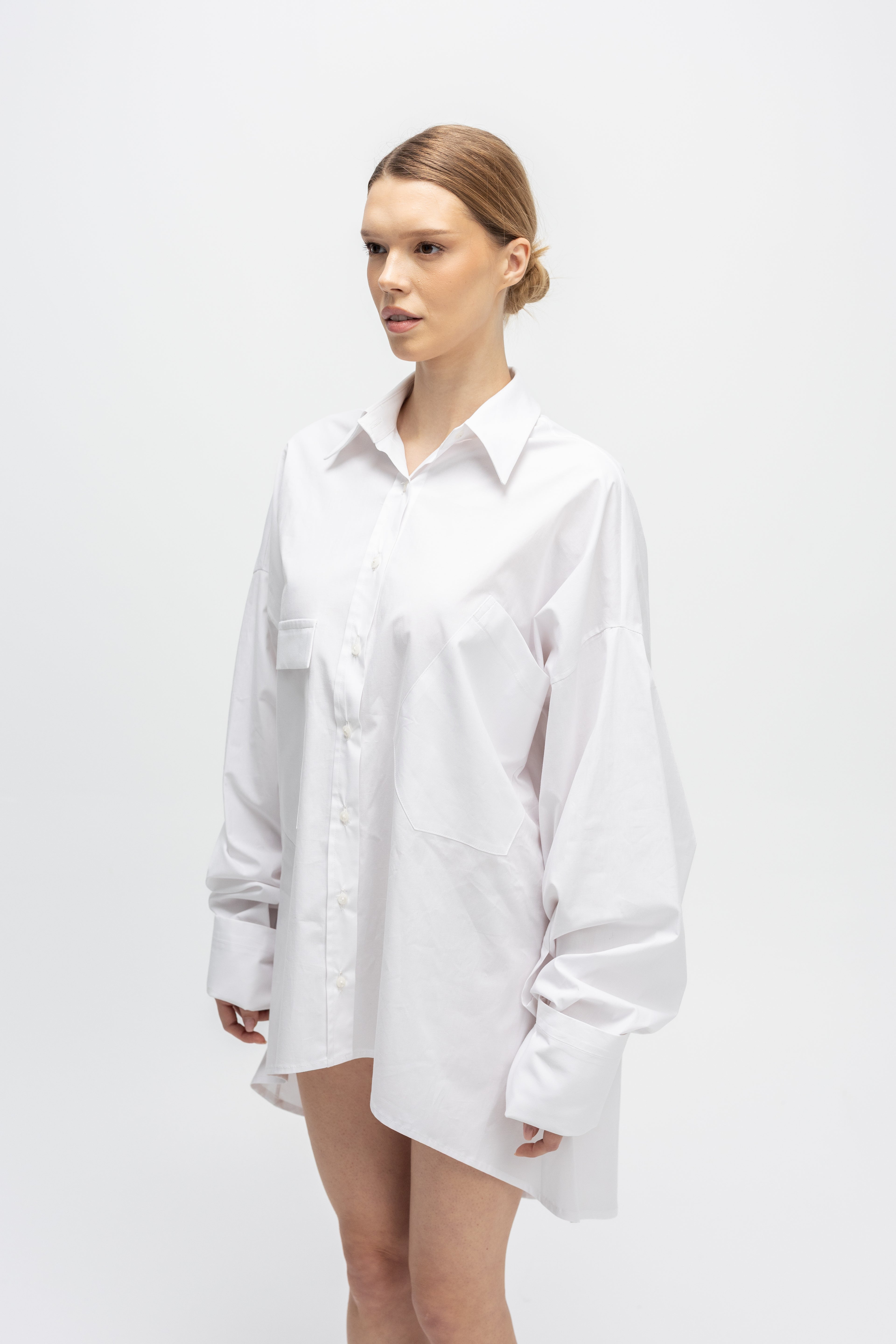 Camasa Alba Oversized cu Maneci Ample si Croiala Lunga