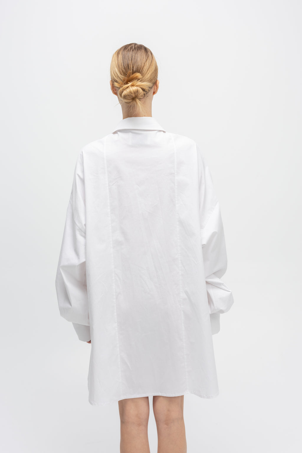 Camasa Alba Oversized cu Maneci Ample si Croiala Lunga