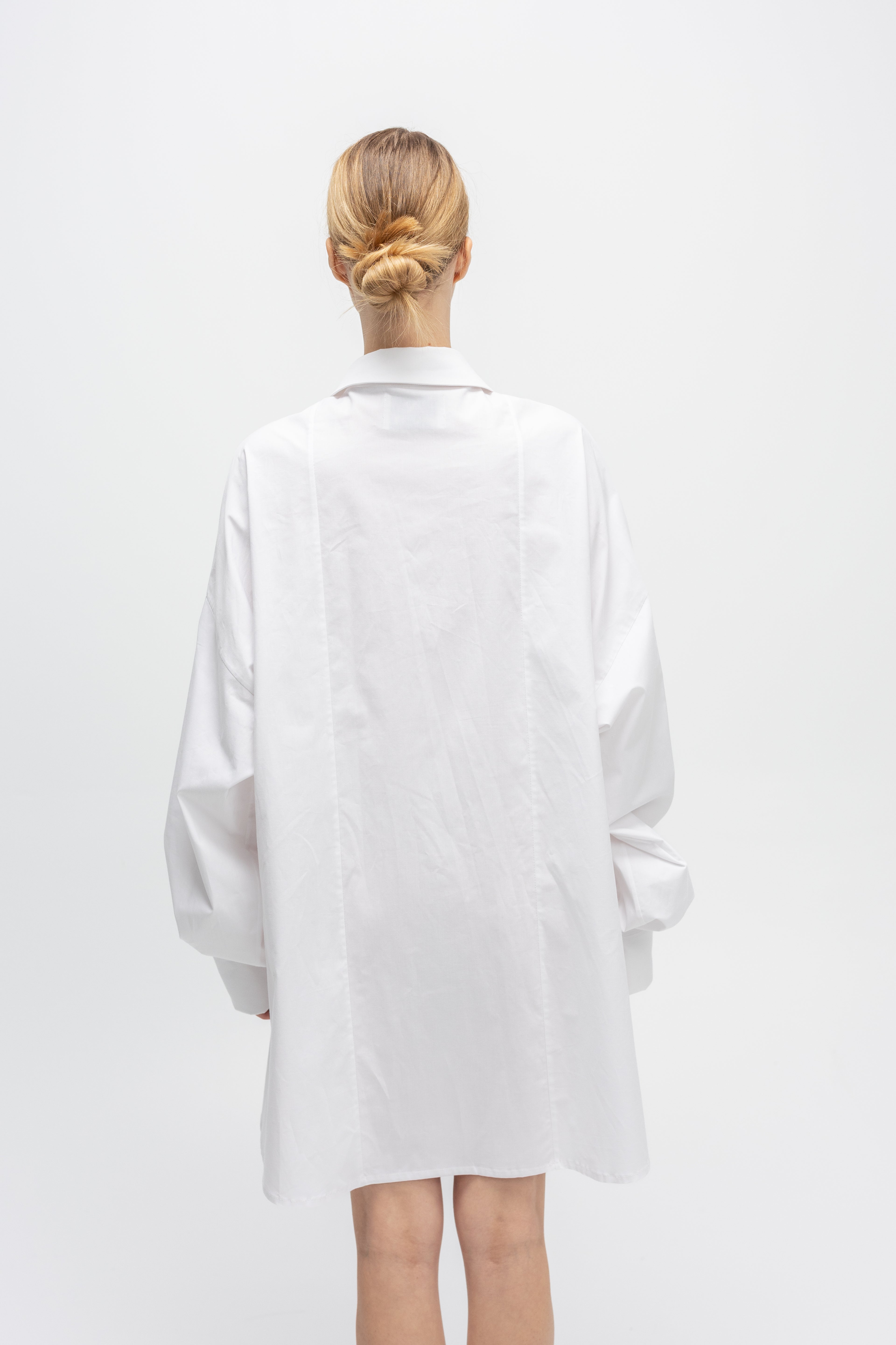 Camasa Alba Oversized cu Maneci Ample si Croiala Lunga