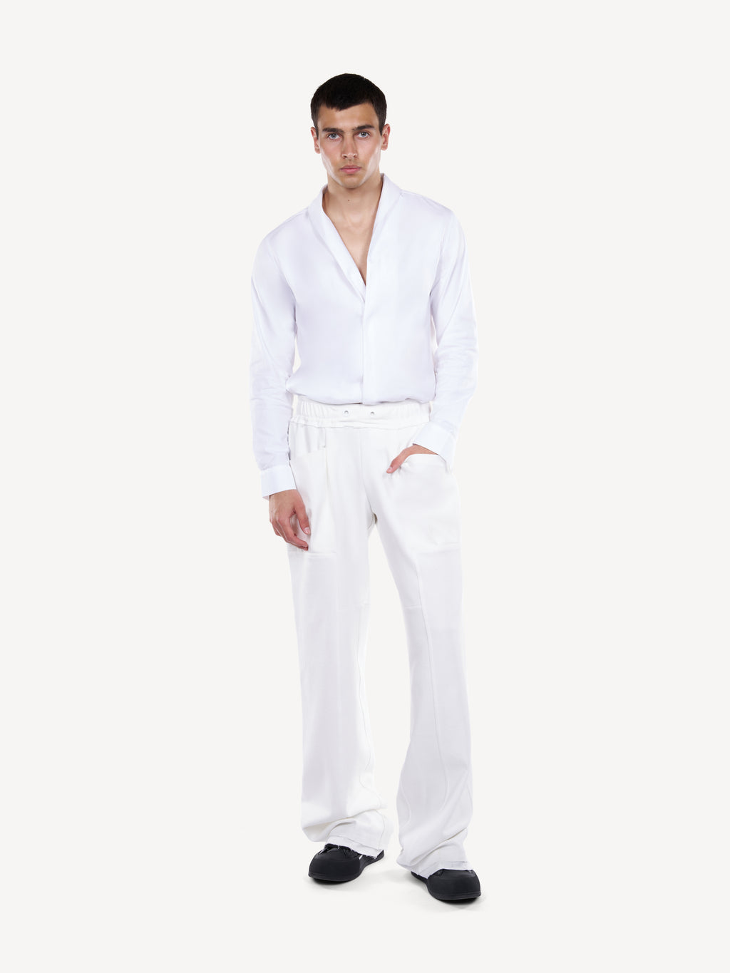 Pantaloni wide-leg albi cu buzunare cargo