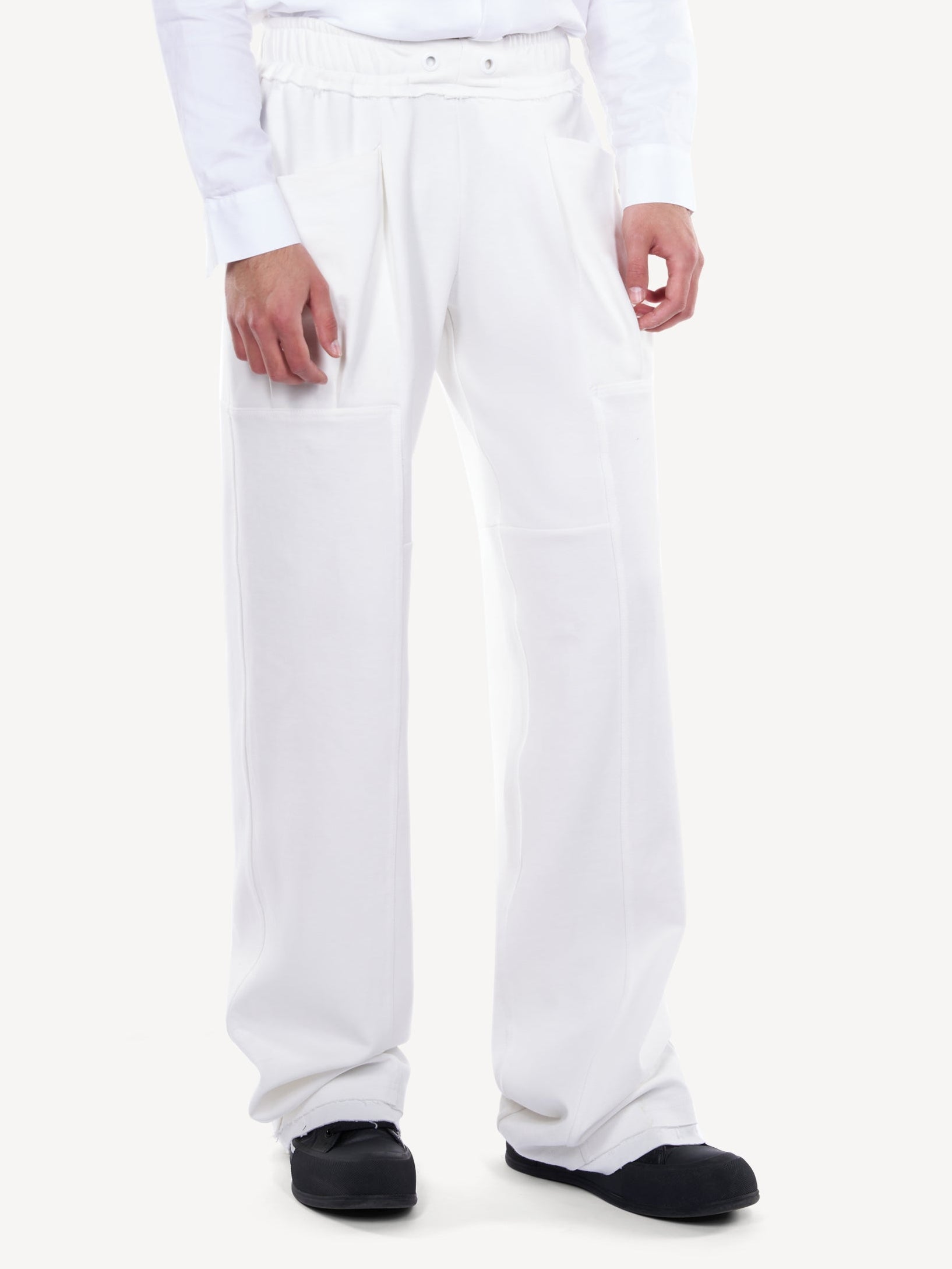 Pantaloni wide-leg albi cu buzunare cargo